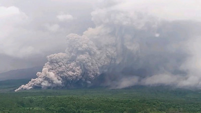 Semeru Yanardağı patladı