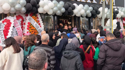 10 liraya çanta ve ayakkabı izdiham çıkardı