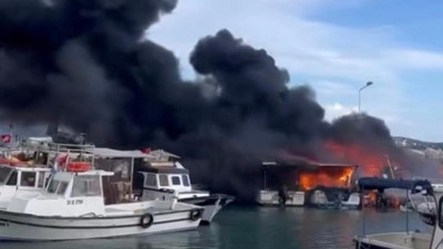 Plajda korku dolu anlar: Tekneleri alev teslim aldı!