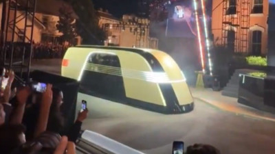 Elon Musk 'geliyor' diyerek paylaştı: İşte Tesla'nın yeni minibüsü Robovan!