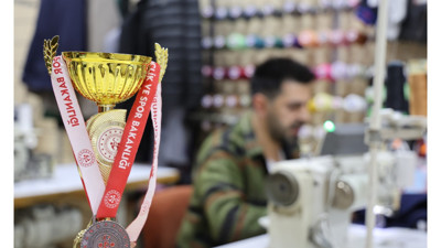 Gündüz terzi, gece şampiyon!