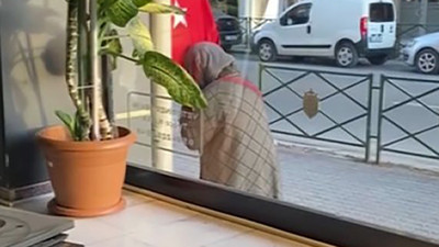Türk bayrağını öpen teyzenin görüntüsü yürekleri ısıttı