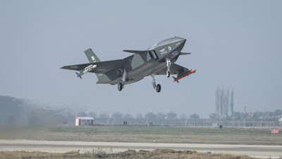 Dünyada bir ilk! KIZILELMA jet hedefi havada vurdu