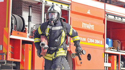 Tarihi Sultanahmet Camisinin altındaki çarşıda yangın çıktı