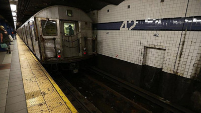 New York metrosunda dehşet! Uyuyan yolcuyu ateşe verdiler