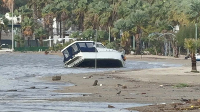 Bodrum’da selin ardından fırtına: Tekneler karaya oturdu, denizin rengi değişti