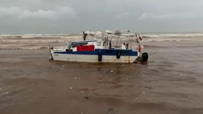 Sarı kodlu uyarı sonrası Antalya’da şiddetli yağış: Finike’de tekne karaya oturdu