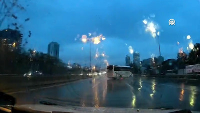 Maltepe'de havalimanı çalışanlarını taşıyan servis minibüsü devrilme anı kamerada