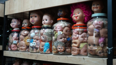 T&uuml;rkiye'nin en sıra dışı koleksiyonu: 50 yılda toplanan 5 bin bebek kafası satıldı