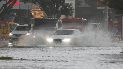 Alanya’da sağanak yağış D-400 karayolunu etkiledi: Araçlar mahsur kaldı