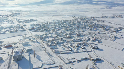Kars’ta kar manzarası: Köyler beyaza büründü, dronla görüntülendi