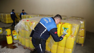 İ&ccedil;ine su karıştırmışlar... 3 bin 650 bidon ay &ccedil;i&ccedil;eği yağına el konuldu