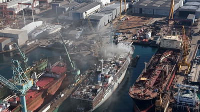 Tuzla'da tersanedeki gemide çıkan yangın söndürüldü
