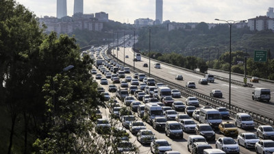 T&Uuml;İK: Otomobil kayıtları kasımda arttı, yıllık d&uuml;ş&uuml;ş s&uuml;r&uuml;yor