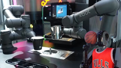 Kimi basket oynuyor, kimi kahve yapıyor! Bu da robot alışveriş merkezi...