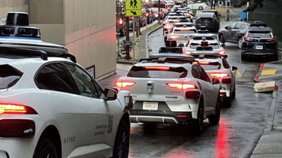 Sürücüsüz araçları bozan kesinti! Bir şehrin trafiği felç oldu