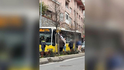 &Uuml;sk&uuml;dar&rsquo;da trafikte tartışma: İETT şof&ouml;r&uuml; camdan &ccedil;ıkarak kavga etti