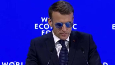 Macron'un g&uuml;neş g&ouml;zl&uuml;kleri sosyal medyanın diline d&uuml;şt&uuml;