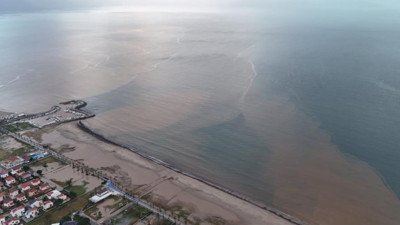 Kuşadası’nda sel suları denizi kahverengiye boyadı