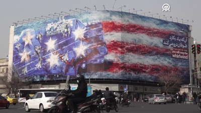 İran'da ABD karşıtı dev afiş meydana asıldı