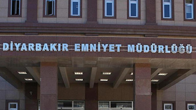 Diyarbakır&rsquo;da emniyet binası &ouml;n&uuml;ne el yapımı patlayıcı atıldı