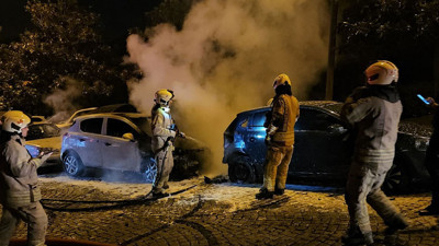 Beşiktaş'ta park halindeki 4 otomobil alev alev yandı