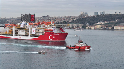 Derin deniz sondaj gemisi "Yıldırım" İstanbul Boğazı'ndan geçti