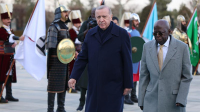 Beştepe'de talihsiz an: Nijerya Cumhurbaşkanı yere kapaklandı