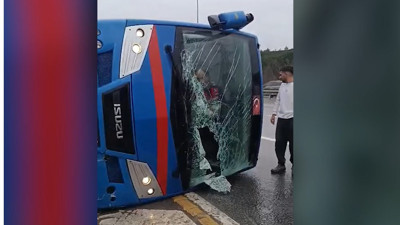 Eyüpsultan'da cezaevi nakil aracı devrildi