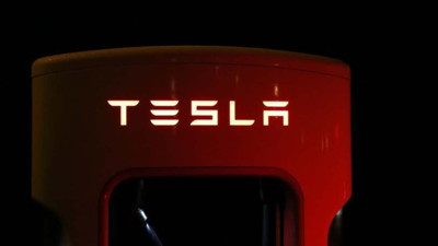 Tesla'da radikal d&ouml;n&uuml;ş&uuml;m: İki modelin &uuml;retimi durduruluyor, fabrikalar robot &uuml;retecek