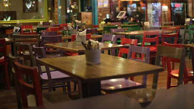 Restoran ve kafelerde yeni d&ouml;nem: Masa, servis, kuver &uuml;cretine yasak geldi
