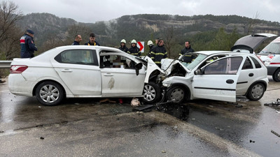 Antalya-Isparta yolunda iki otomobil kafa kafaya &ccedil;arpıştı: 7 &ouml;l&uuml;, 5 yaralı