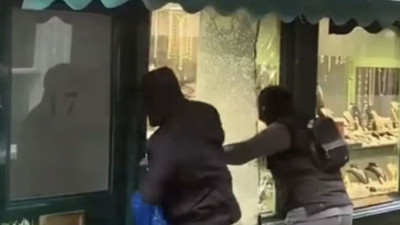 Londra’da film gibi kuyumcu soygunu: Maskeli şüpheliler camları balyozla kırıldılar