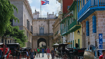 K&uuml;ba&rsquo;da yakıt alarmı: Oteller kapanıyor, turizm sezonu risk altında