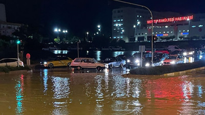 Sağanak Mersin'i vurdu: Dereler taştı, restoranlar sular altında kaldı