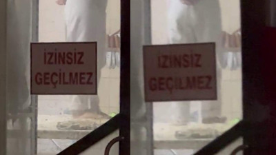 Tatlı hamurunu ayağıyla çiğneyen çalışan infial yarattı