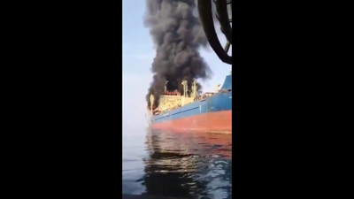 İran, Hürmüz Boğazı'ndan geçmeye çalışan bir petrol tankerini vurdu