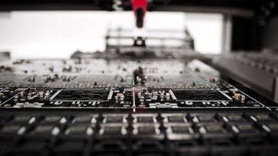 Teknoloji devleri alarmda: H&uuml;rm&uuml;z Boğazı krizi &ccedil;ip sekt&ouml;r&uuml;n&uuml; vurdu