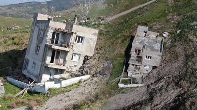 İzmir Çiğli’de tehlike büyüyor: 14 ev yıkıldı, zemin kaymaya devam ediyor