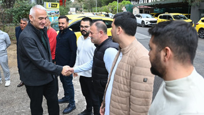 Taksicilerle bayramlaşan Bakan Ersoy yeni hat taleplerini dinledi