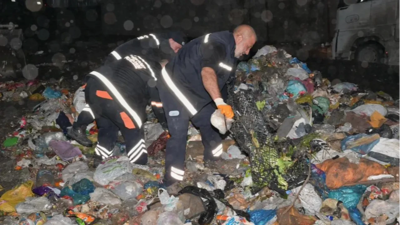 Yanlışlıkla &ccedil;&ouml;pe attı, saatler sonra bulundu! Değeri dudak u&ccedil;uklattı