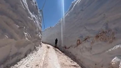 Metrelerce kar yağdı: Yayla yolu adeta buz t&uuml;neli oldu