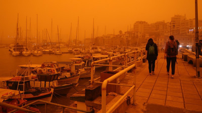 Afrika'dan geldi, Girit Adası'nı kırmızıya b&uuml;r&uuml;d&uuml;: &Ccedil;&ouml;l tozları adım adım T&uuml;rkiye'ye yaklaşıyor
