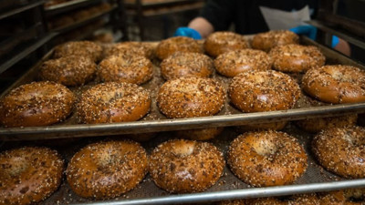 Sabahları &ouml;n&uuml;nde kuyruk oluyordu, t&uuml;m şubelerini bir gecede kapattı