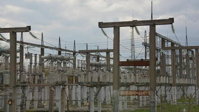 İran'da, elektrik santralleri &ccedil;evresinde "insan zinciri" etkinliği