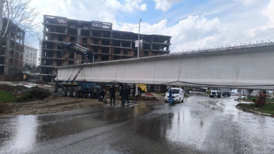 50 metrelik kiriş kavşakta takıldı, trafik durdu