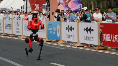 İnsanlarla robotlar aynı parkurda yarıştı