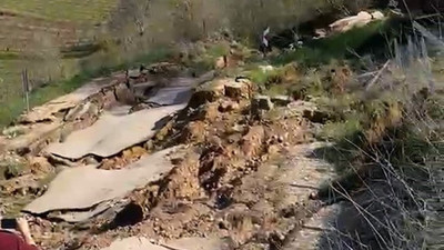 Bursa'da heyelan yolu parçaladı: Bölge ulaşıma kapandı