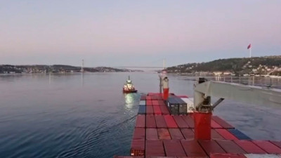 Boğaz’da korkutan anlar: Konteyner gemisi yalıya metreler kala karaya oturdu