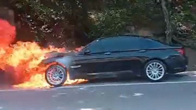 Seyir halindeki otomobil yanarak kullanılamaz hale geldi